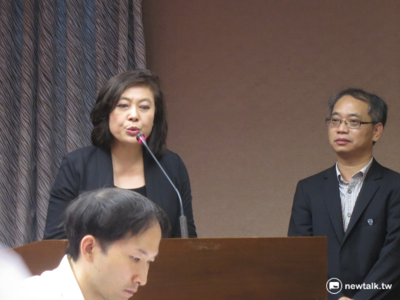 NCC主委詹怡婷（左）29日赴立法院交通委員會備詢。   圖：呂佳峻/攝