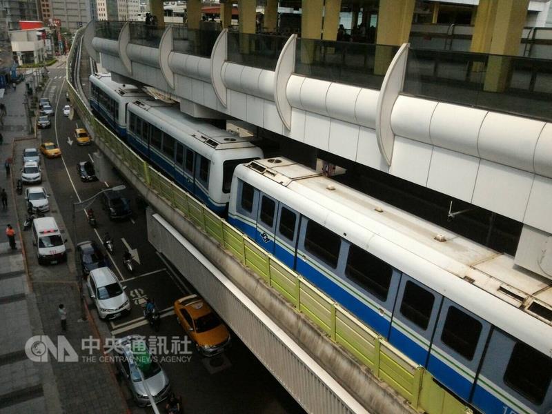 台北捷運公司下午4時公告指出，該爆胎列車目前仍在搶修中，文湖線目前未完全恢復通車。   圖：中央社