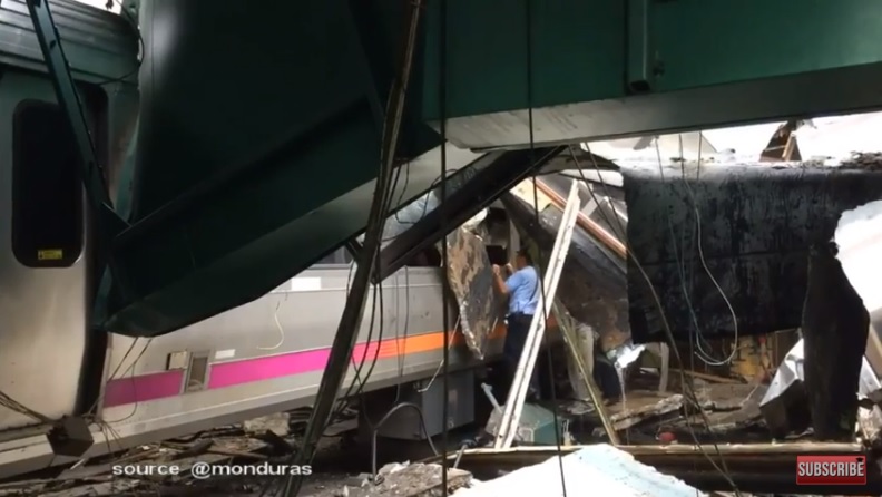 美國一列紐澤西通勤列車在29日上午尖峰時段發生出軌意外，衝撞進火車站接待區。   圖：翻攝網路