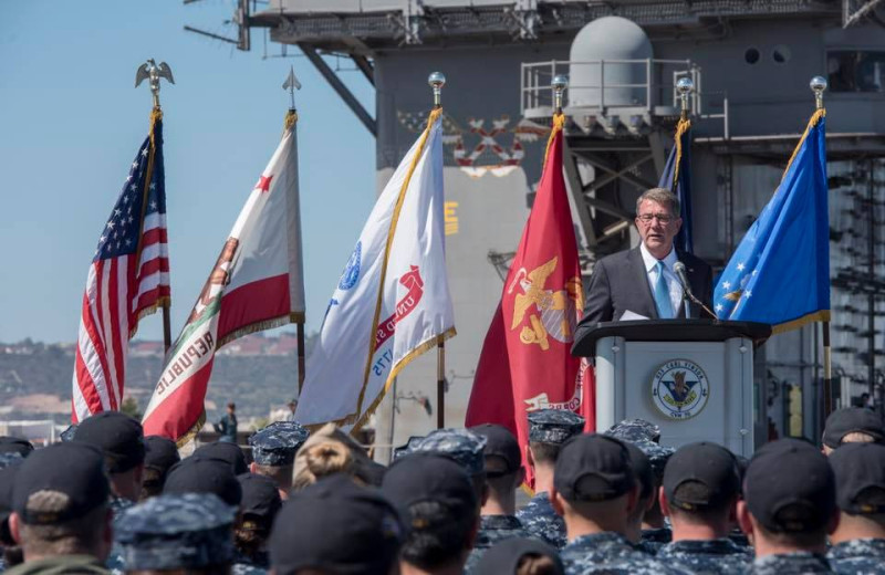 美國國防部長卡特登上航空母艦卡爾文森號發表談話，為官兵打氣。   圖：翻攝卡特臉書