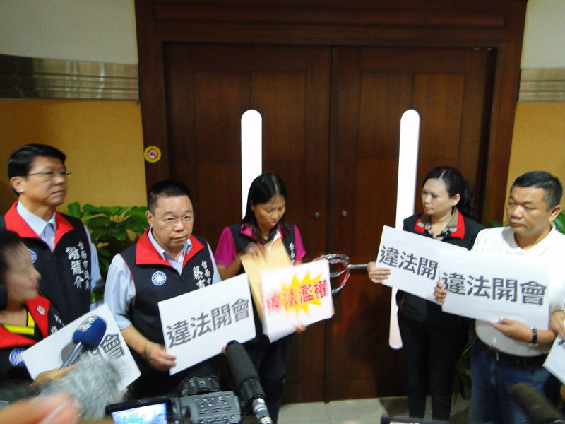 國民黨團在代理議長郭信良的辦公室門口抗議。；造成國民黨議員洪玉鳳眼部受傷送醫。（黃博郎攝）   圖：黃博郎/攝