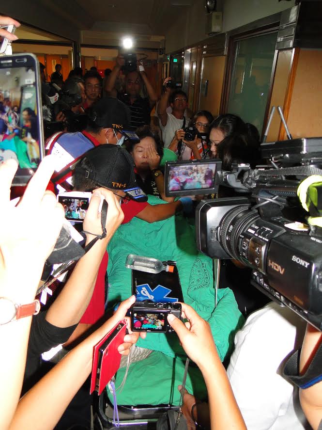 藍綠議員爆發衝突，導致國民黨議員洪玉鳳眼部受傷送醫。   圖：黃博郎/攝