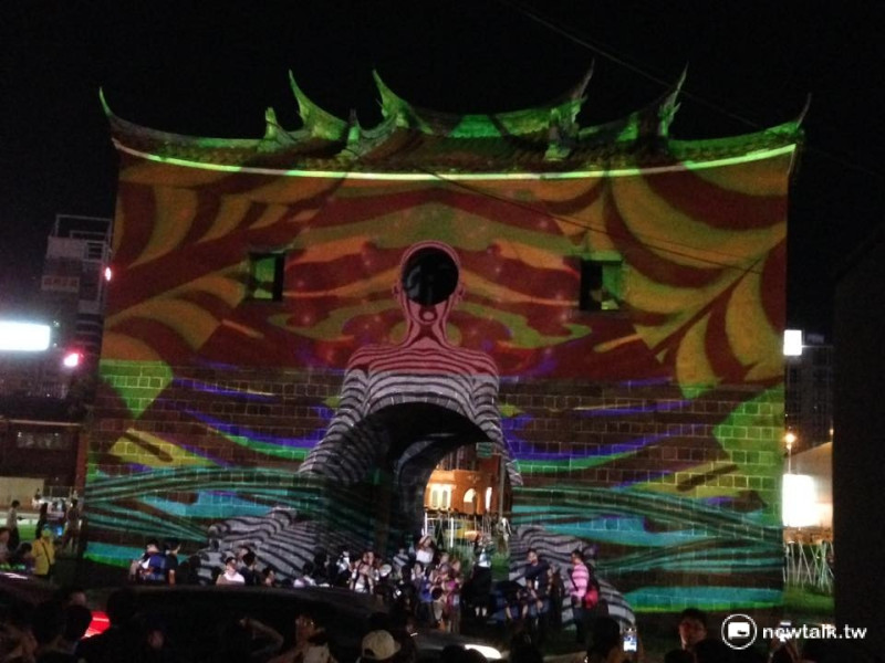 台北市政府文化局首度舉辦台北白晝之夜（Nuit Blanche）活動，並於1日晚間正式登場，不僅是台灣首次加入全球120個城市響應的跨夜藝術活動，更是全球第一個開跑的首都，為台灣劃下歷史新頁。   圖：呂佳峻/攝