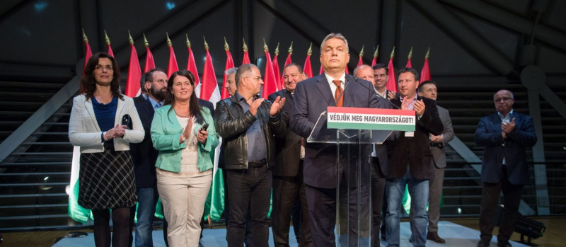 匈牙利總理奧班（右前）說明該國處理移民的立場，未料反歐盟難民配額的公投並未過門檻。   圖：翻攝匈牙利政府網站