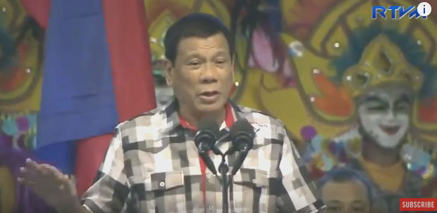 菲律賓總統2日出席巴科洛德市活動時，人氣不減。   圖：翻攝You Tube網站