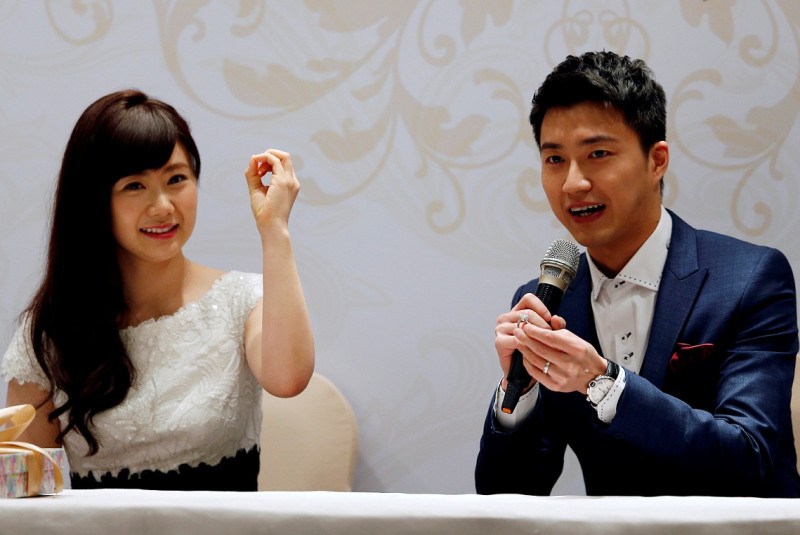 日本桌球代表選手福原愛（左）和台灣桌球代表選手的江宏傑（右）9月22日在台北舉行記者會，宣布喜訊。   圖：達志影像/路透社資料照片