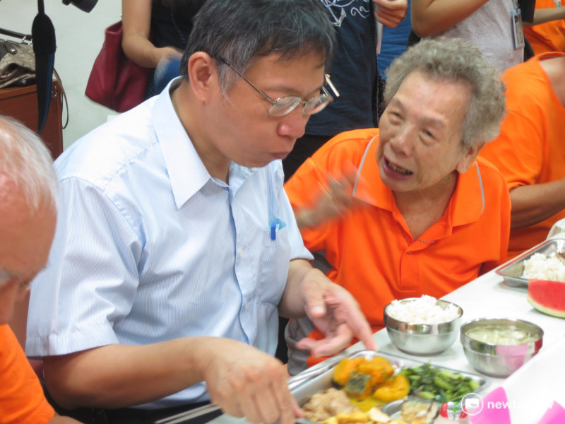 台北市長柯文哲3日上午出席「關懷北市老人活動據點之共餐活動」，除視察老人據點外，也陪同長者吃飯。   圖：呂佳峻/攝