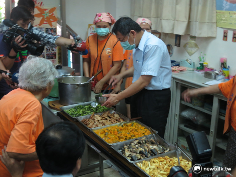 台北市長柯文哲替長者打飯菜。   圖：呂佳峻/攝