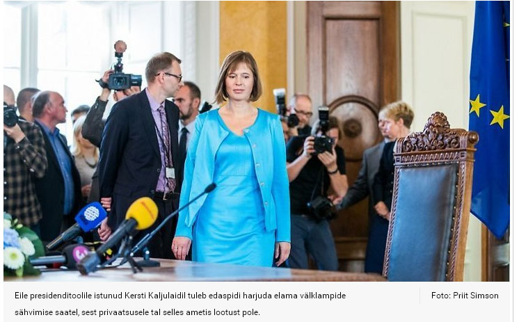 剛獲選為愛沙尼亞首位女總統的卡尤萊德（中）出席記者會，對閃個不停的鎂光燈仍有些不適應。   圖：翻攝Delfi網站