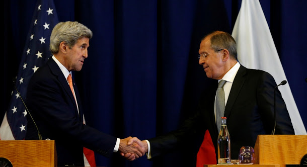 美國國務卿凱瑞（左）與俄羅斯外長拉夫羅夫，9月才達成敘利亞內戰停火協議，不到1個月就生變。   圖：達志影像/路透社資料照片