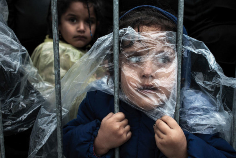 斯洛維尼亞攝影記者佐爾曼（Matic Zorman）在2015年拍下這張照片獲獎，現在他希望找到照片中的敘利亞女童，改變她的人生。   圖：翻攝自世界新聞攝影網站