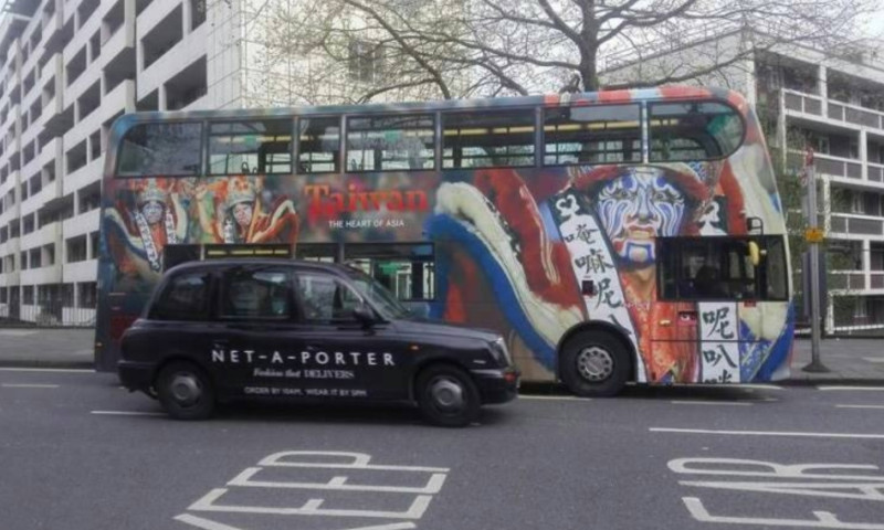 觀光局與駐英代表處在英國購買的公車廣告，以推廣台灣觀光。   圖：翻拍自立委姚文智臉書