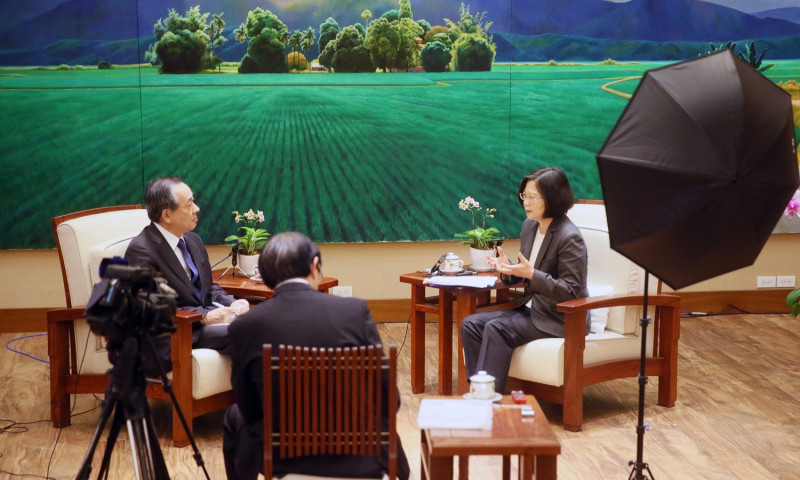 總統蔡英文（右）6日接受日本《讀賣新聞》專訪呼籲中國，展現更多的智慧。   圖：總統府提供