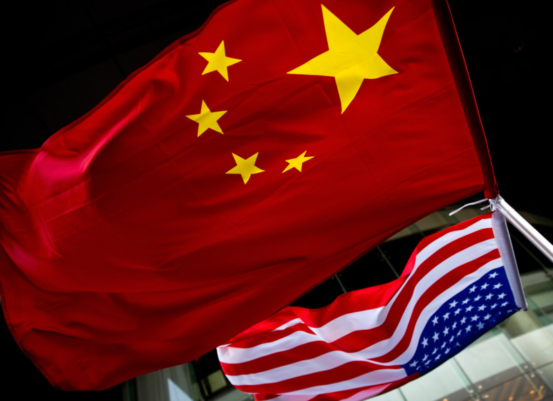 美國國會及行政當局中國委員會(CECC)發布2016年度報告，指責中國進一步限制人民的公民權利，建議美國政府作出行動。 圖為美國和中國的國旗。    圖：達志影像／美聯社資料照片