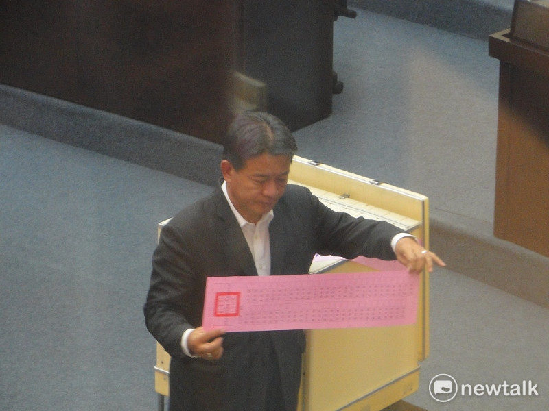 議長補選過程備感委曲的副議長郭信良亮票以示清白。   圖：黃博郎/攝