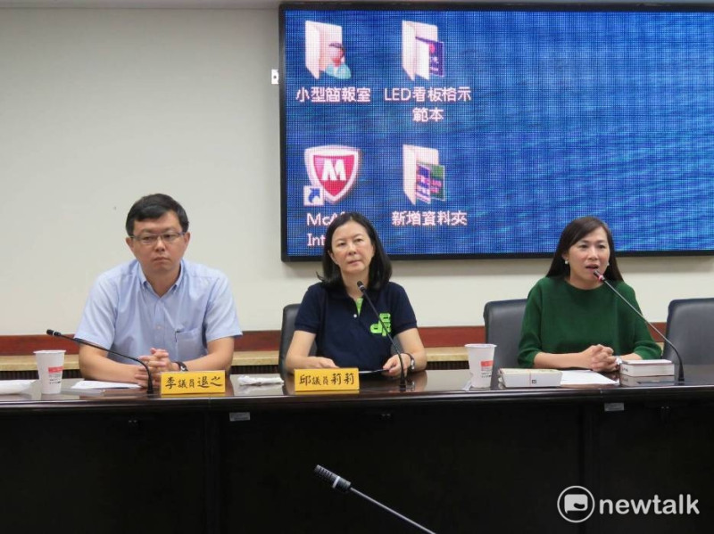 民進黨團總召林宜瑾（左起）與台南市議會程序委員邱莉莉、李退之，對程序委員會一再流會表達強烈譴責。   圖：黃博郎/攝