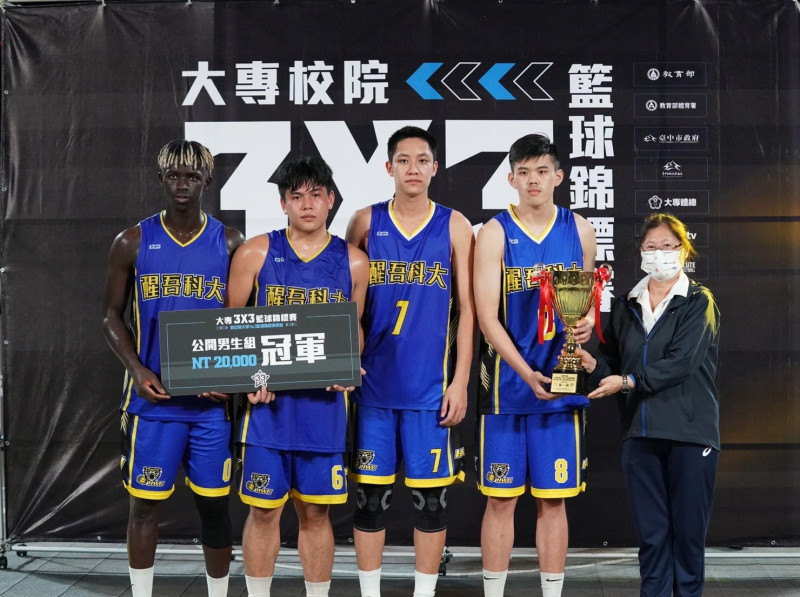 醒吾科大男籃隊在「大專3x3籃球總錦標賽」一舉奪冠，獲頒冠軍獎盃。大專體總會長王淑音（右起）、蔡明峻、仲俊威、林展右、阿比伯，一起合影留念。   圖：醒吾科大提供