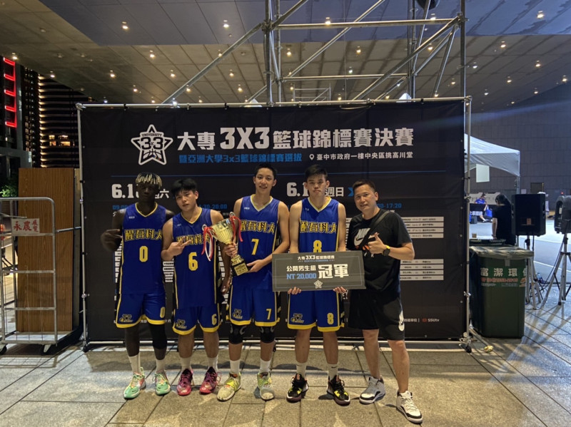 醒吾科大男籃隊在「大專3x3籃球總錦標賽」一舉奪冠，醒吾科大總教練黃志才（右起）、蔡明峻、仲俊威、林展右、阿比伯，開心合影留念。   圖：醒吾科大提供