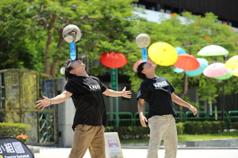 新北市政府2022「Just FUN 新北」街頭文化節，將結合塗鴉、饒舌、街藝、街舞4大主題，圖為花式籃球。   圖：新北市文化局提供