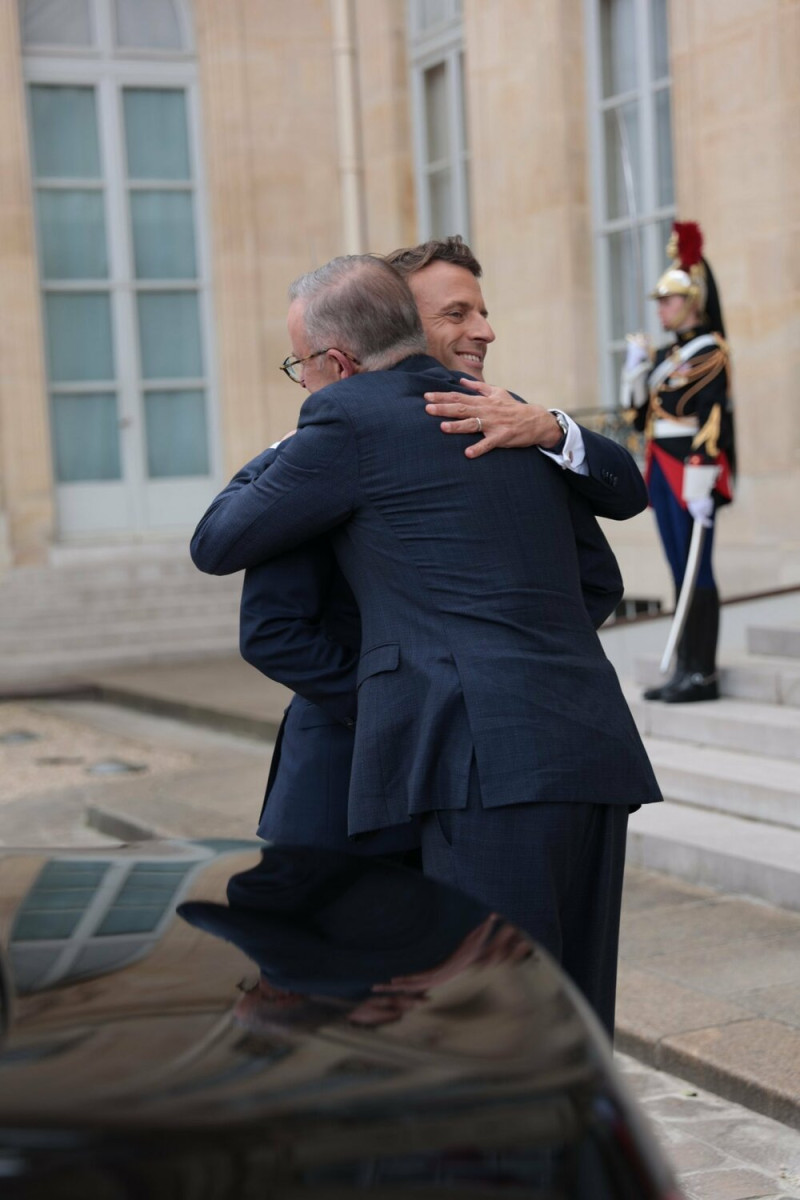 澳洲總理艾班尼斯在巴黎與法國總統馬克宏會面。   圖/取自Anthony Albanese (@AlboMP) 推特