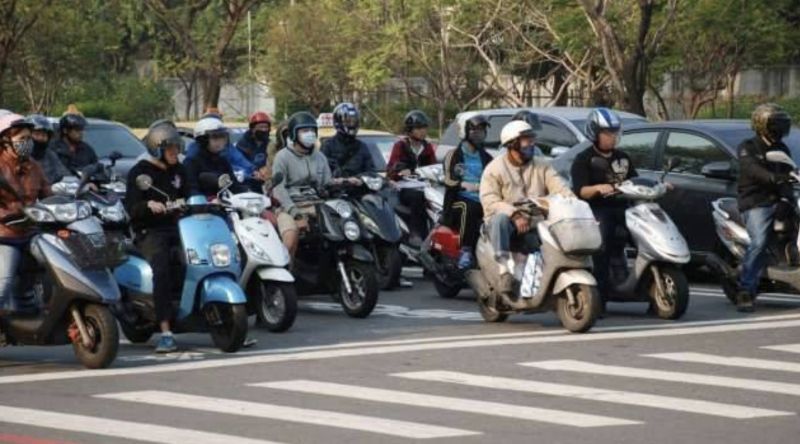 ▲台灣騎乘機車的人非常多，往往在上下班尖峰路段，車潮都擠滿道路。（示意圖／NOWnews資料照）   