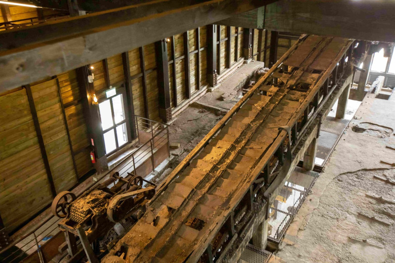 整煤廠二樓手選台殘跡向民眾真實呈現廠內選洗煤工作的歷史記憶。   圖：新北市觀旅局/提供