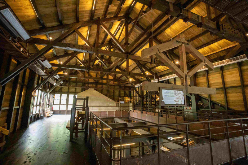 整煤廠三樓可俯瞰整座建物精湛的木匠技藝，並展示屋架、雨淋板、榫接等特殊木造工法。   圖：新北市觀旅局/提供