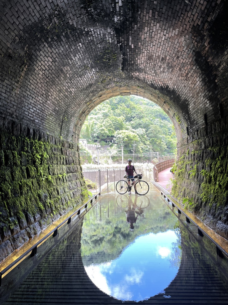 三貂嶺隧道內鏡面水池區域吸引民眾前往拍照。   圖：江美容／提供