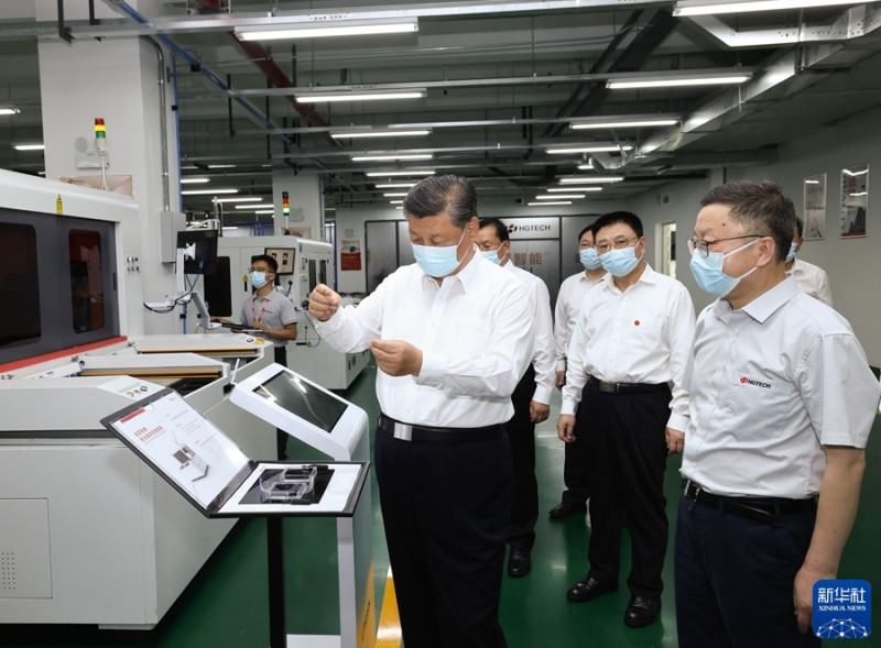 中國國家主席習近平視察晶片行業。   圖:翻攝自新華社
