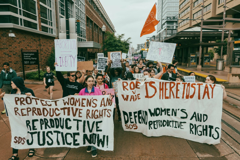 美國聯邦最高法院推翻憲法對墮胎權的保障，引發民眾上街抗議。   圖:翻攝自推特 Sigal Photos @PhotosSigal