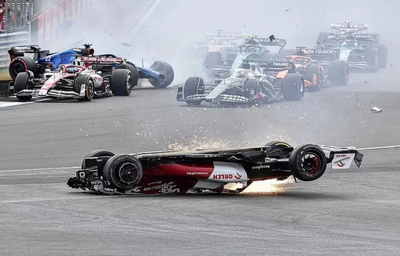 中國選手周冠宇的賽車被撞飛後車身翻覆   圖: 翻攝自 這裡是美國 微信公眾號