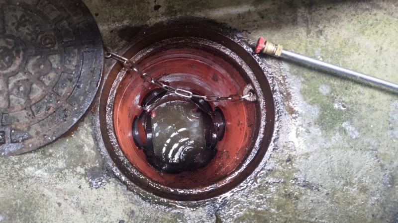 使用小型高壓清洗機-進行污水下水道清洗後降低管壁持續附著油脂以減少污水管阻塞機率。   圖：新北市水利局提供