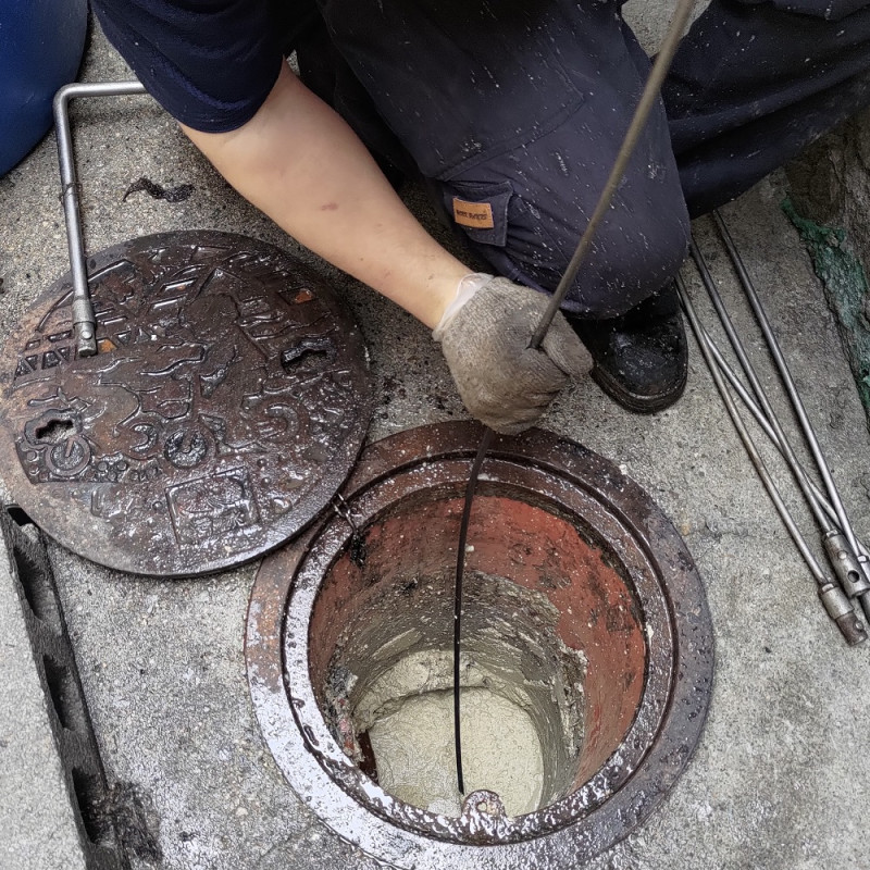 使用高壓水刀頭清洗前油污將污水下水道阻塞。   圖：新北市水利局提供
