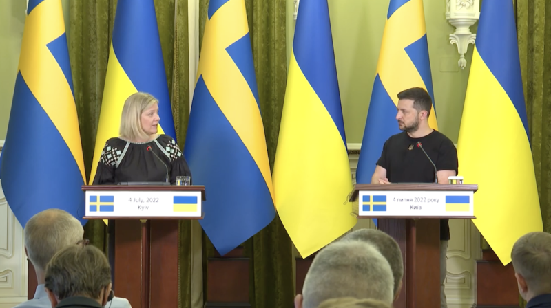 瑞典總理安德森（Magdalena Andersson）與烏克蘭總統澤連斯基（Volodymyr Zelensky）在基輔出席聯合記者會。   圖：擷取自澤連斯基臉書