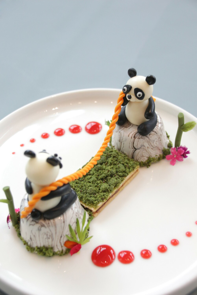同名款藝術甜點呈現熊貓拔河的趣味場景。   日月千禧/提供