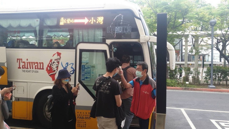 國慶連假期間使用電子票證搭乘50條台灣好行路線享有半價優惠。（圖為墾丁快線）。   圖：交通部公路總局／提供