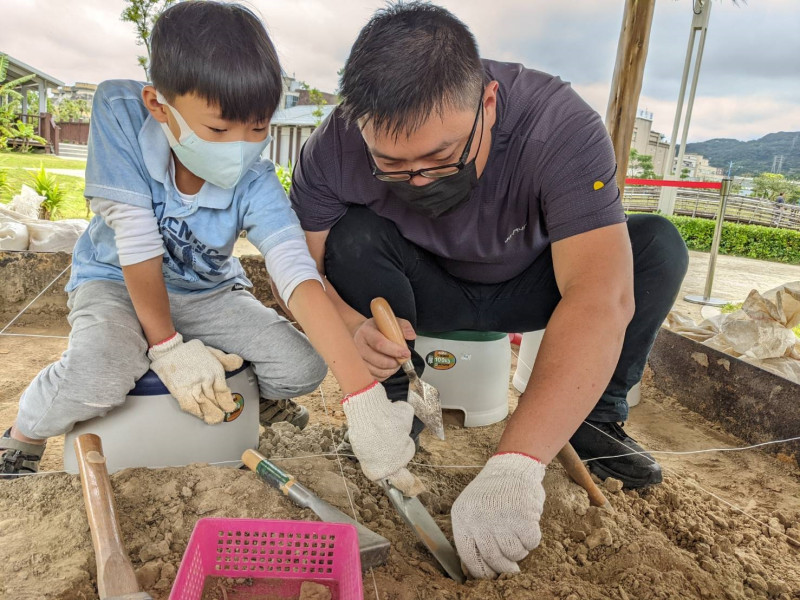 親子一同體驗考古發掘的樂趣。   圖：十三行博物館提供