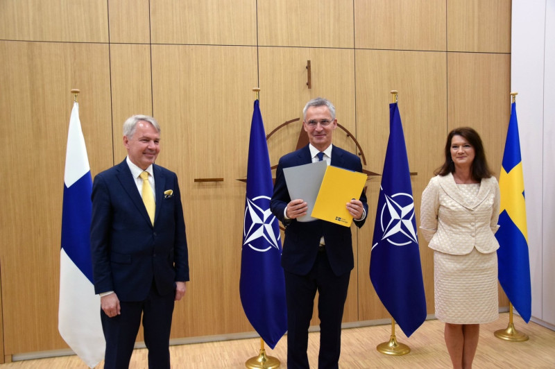 芬蘭外交部長哈維斯托（左）與瑞典外交部長林德（右）前往北約簽署入盟議定書，北約秘書長史托騰柏格（中）表示，這是歷史性的時刻。   圖：擷取自Finland at NATO推特（資料照）