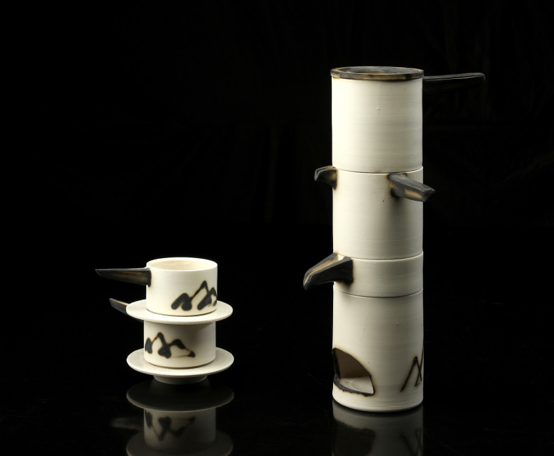 鍾鏡平《木人樁免濾紙咖啡沖泡器》，由單柄咖啡杯、咖啡濾壺一個個疊起，看似傳統練習武術的木人樁。   圖：鶯歌陶瓷博物館提供