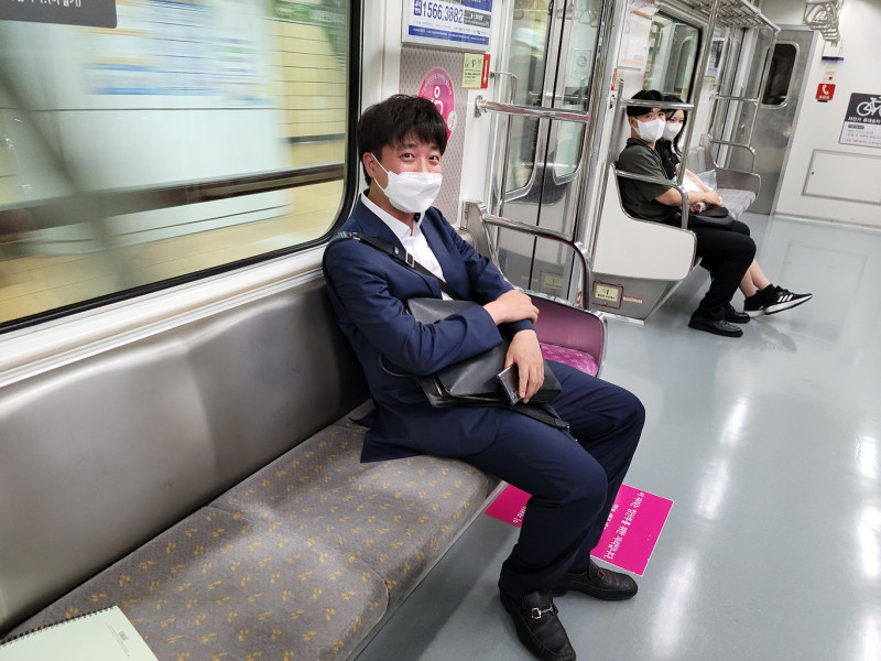 李俊錫於2021年7月結束與尹錫悅的「炸雞啤酒會晤」後，乘坐首爾地鐵7號線下班。   圖：取自Wikipedia