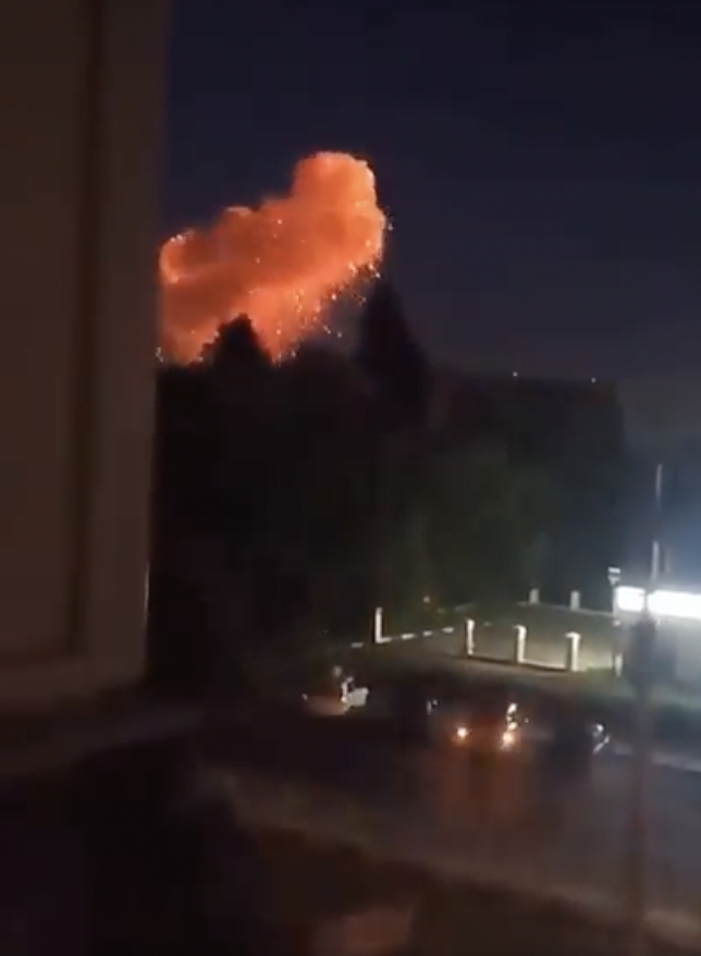 俄國西部鄰近烏克蘭的兩個州突現陣陣火光並伴隨爆炸聲響，州長稱遭烏軍砲擊，但未有人員傷亡。   圖：截自推特@UAWeapons