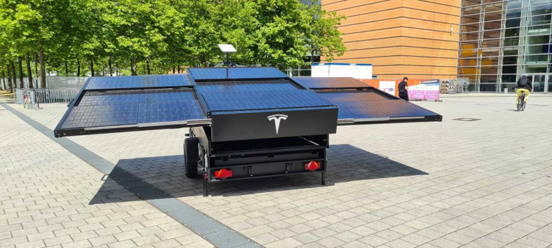 特斯拉在德國漢諾威的IdeenExpo展示太陽能板拖車，希望能為電動車充電。   圖：取自@Tesla_Adri推特