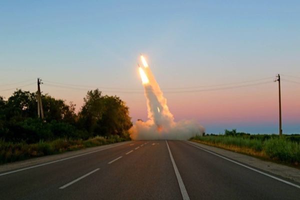 烏克蘭軍方在推特釋出美製「海馬斯」系統在公路上發射多枚火箭彈照片。   圖：翻攝烏克蘭武裝部隊臉書（資料照）