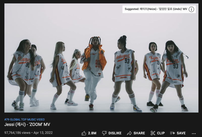 Jessi新曲MV〈zoom〉目前點閱數逼近破億。   圖：翻攝自Jessi YT頻道