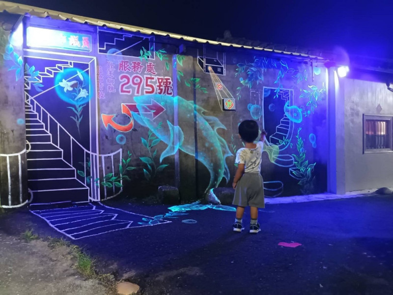 手繪藝術家蕭羽彤結合台灣「鯤島」意味，用螢光漆畫出泡泡魚等圖案。   圖 : 陳若庭/提供