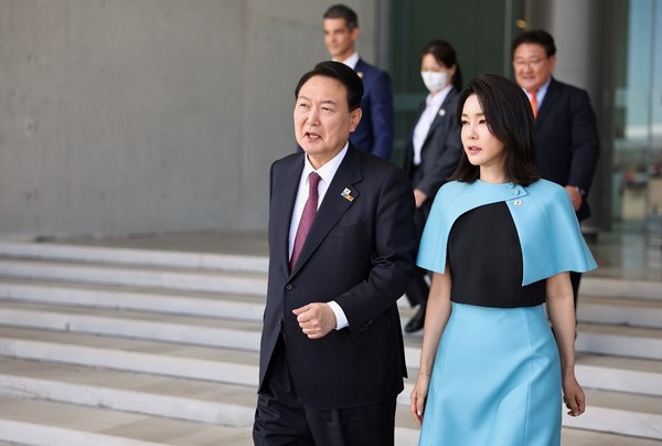 南韓總統尹錫悅因為沒幫愛妻金建希撐傘，引發網友討論。(示意圖)   圖：取自韓總統辦公室（資料照）