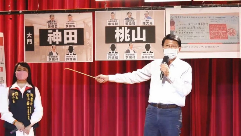 國民黨台南市長參選人謝龍介今（7）日專程北上召開記者會，指控台南市長黃偉哲索賄。   圖：擷自謝龍介臉書直播