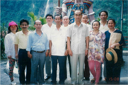 民國70年代時任立法委員的謝深山前來訪察，與當地的相關人員與照片提供者高秋梅（右二），一同在山胞觀光股份有限公司二樓拍照區的雕像前留下合照。   圖：新北市原民局提供