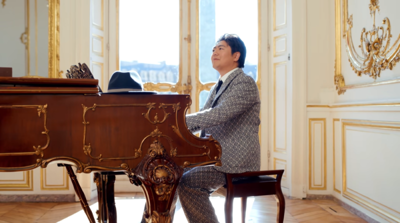 周杰倫在新歌〈最偉大的作品〉MV，和國際知名的中國鋼琴家朗朗上演「鬥琴」。   圖：翻攝自YouTube/周杰倫 Jay Chou
