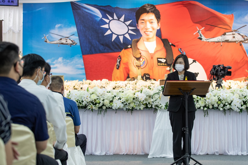 海軍S-70C反潛直升機6月22日下午於高雄左營反潛飛行大隊基地進行訓練時墜毀，37歲的機工長劉尚鈞士官長不幸殉職，今（8）日在桃園市立殯儀館桃園館景德廳舉行告別式，總統蔡英文到場送劉尚鈞最後一程。   圖：總統府提供